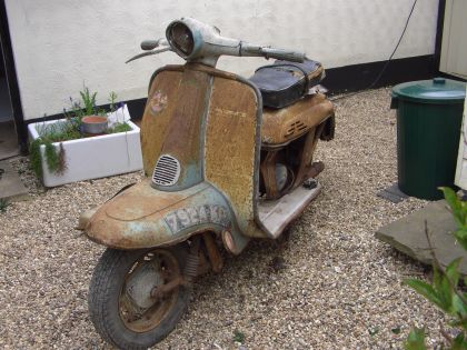 Garelli Monaco Scooter in UK vor der Restauration, es fehlen Teile der Karosserie und einige Anbauteile wie z.B. der Frontscheinwerfer.
