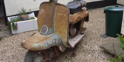 Garelli Monaco Scooter in UK vor der Restauration, es fehlen Teile der Karosserie und einige Anbauteile wie z.B. der Frontscheinwerfer.