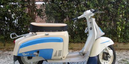 Restaurierter Agrati Garelli Capri 50 Roller in Italien, originalgetreu neu lackiert in den Farben Weiß und Hellblau