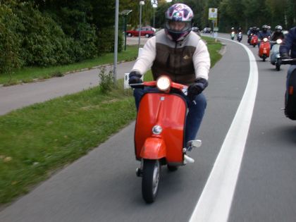 Piaggio Vespa 50N, Baujahr 1966, Farbe Orange unterwegs bei einer Rollerausfahrt mit dem Ruhrgebietsrollertreff