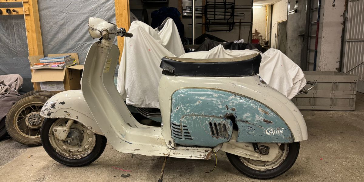 Agrati Capri 50 S nach dem Freilegen des Originallacks in der Farbgebung grau mit hellblau.