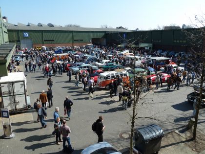 Oldtimer Messe Techno Classica 2012 in Essen, Außenbereich mit vielen verschiedenen Oldtimern mit Blick auf Halle 10.