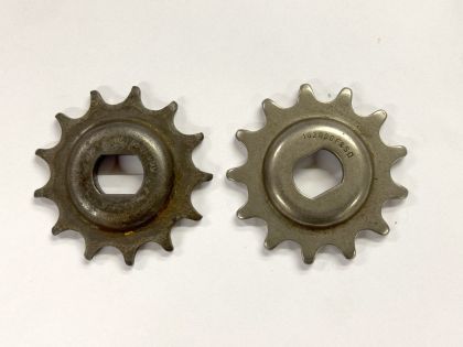 Zwei 13er Antriebsritzel für einen Sachs 50/3 Motor, links abgenutzt, rechts neu.