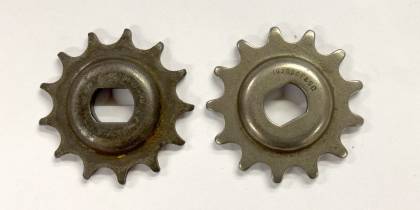 Zwei 13er Antriebsritzel für einen Sachs 50/3 Motor, links abgenutzt, rechts neu.