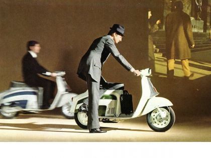 Zwei Männer mit jeweils einem Agrati Garelli Capri Roller.