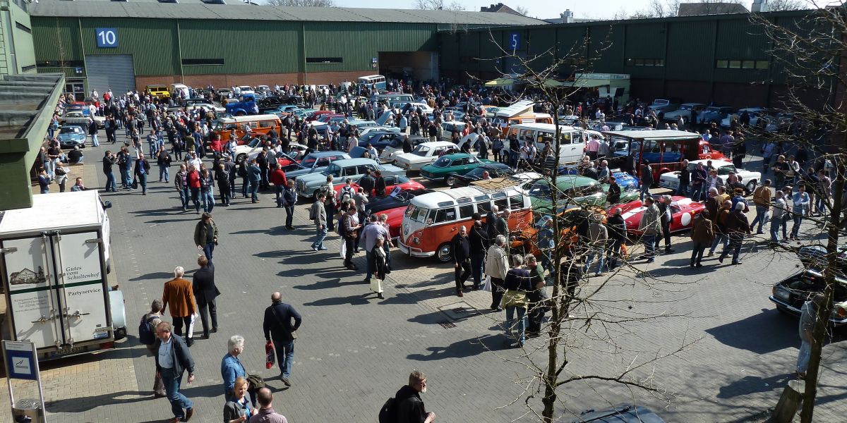 Oldtimer Messe Techno Classica 2012 in Essen, Außenbereich mit vielen verschiedenen Oldtimern mit Blick auf Halle 10.