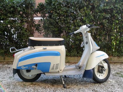 Restaurierter Agrati Garelli Capri 50 Roller in Italien, originalgetreu neu lackiert in den Farben Weiß und Hellblau