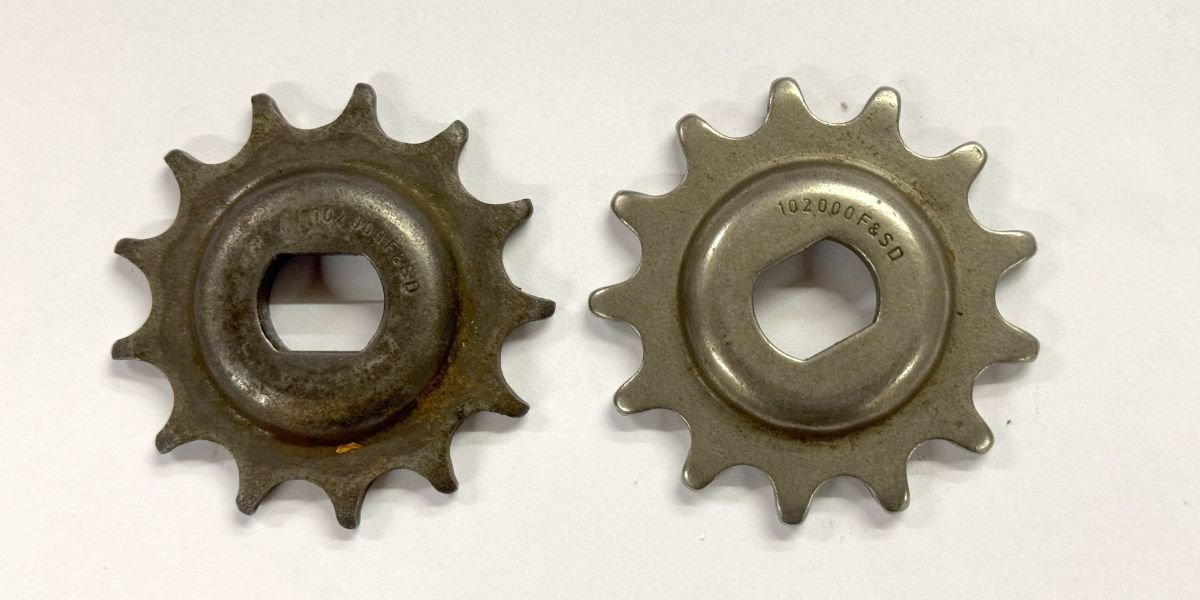 Zwei 13er Antriebsritzel für einen Sachs 50/3 Motor, links abgenutzt, rechts neu.