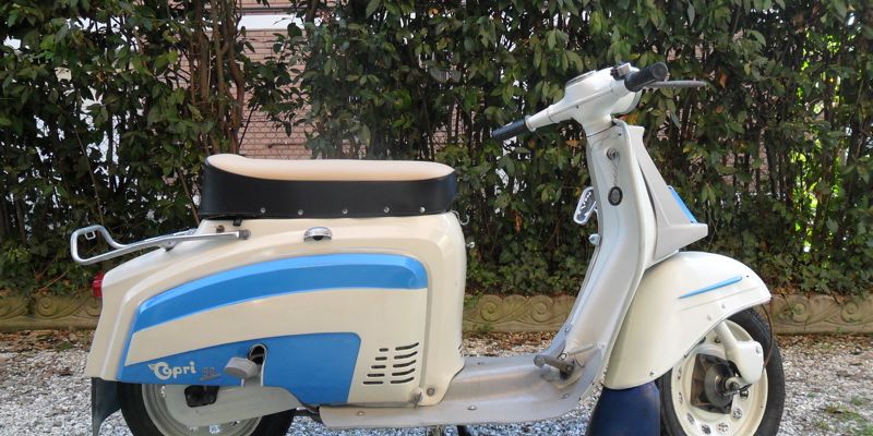 Restaurierter Agrati Garelli Capri 50 Roller in Italien, originalgetreu neu lackiert in den Farben Weiß und Hellblau
