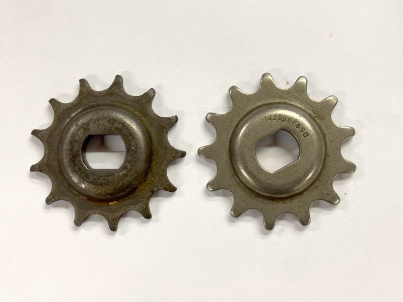Zwei 13er Antriebsritzel für einen Sachs 50/3 Motor, links abgenutzt, rechts neu.