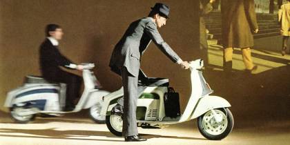 Zwei Männer mit jeweils einem Agrati Garelli Capri Roller.