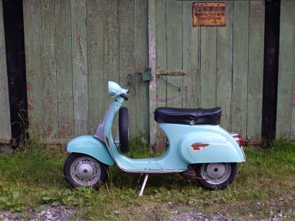 Piaggio Vespa 50 SR, mintfarben umlackiert und mit verschiedenen Teilen anderer Vesparoller vor meiner alten Garage.